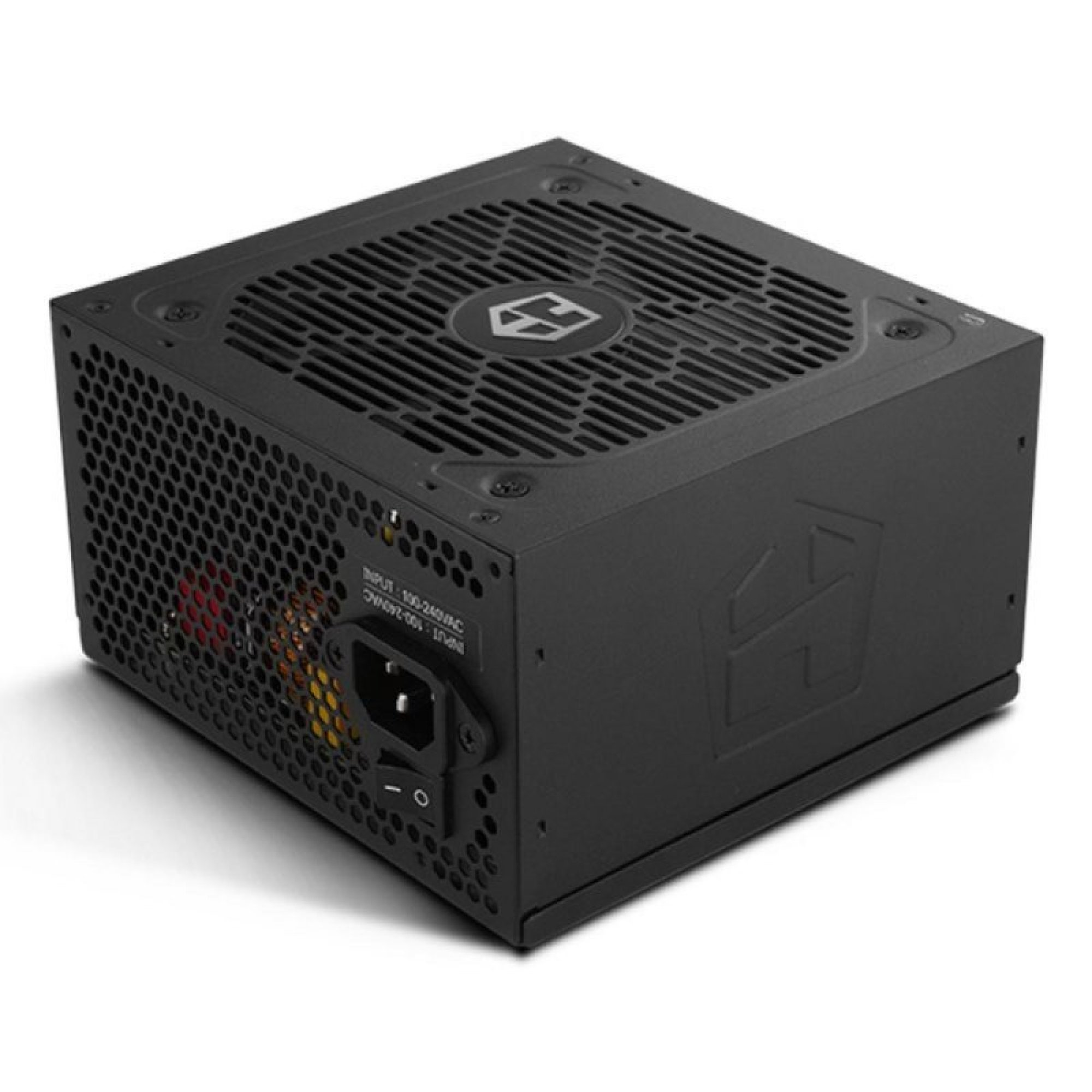 Un alimentatore per computer nero con griglia di ventilazione, presa di corrente e interruttore.