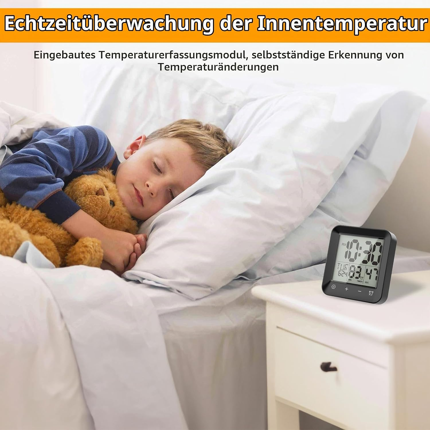 Ein Kind schläft in einem Bett mit einem Teddybären. Auf dem Nachttisch steht eine kleine schwarze Digitaluhr.