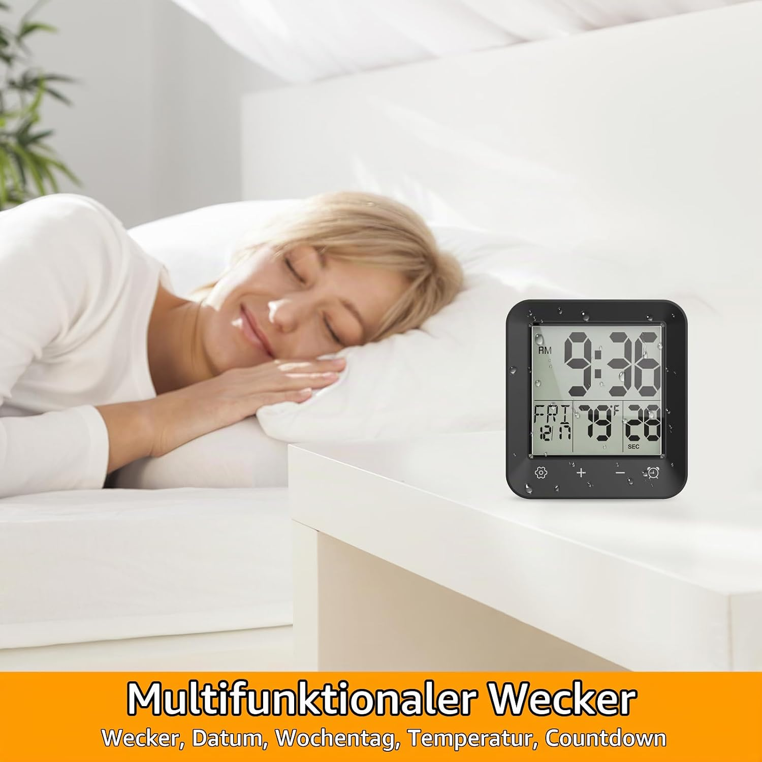 Eine blonde Frau schläft friedlich in einem weißen Bett, während auf dem Nachttisch eine digitale Uhr mit Wassertropfen steht.