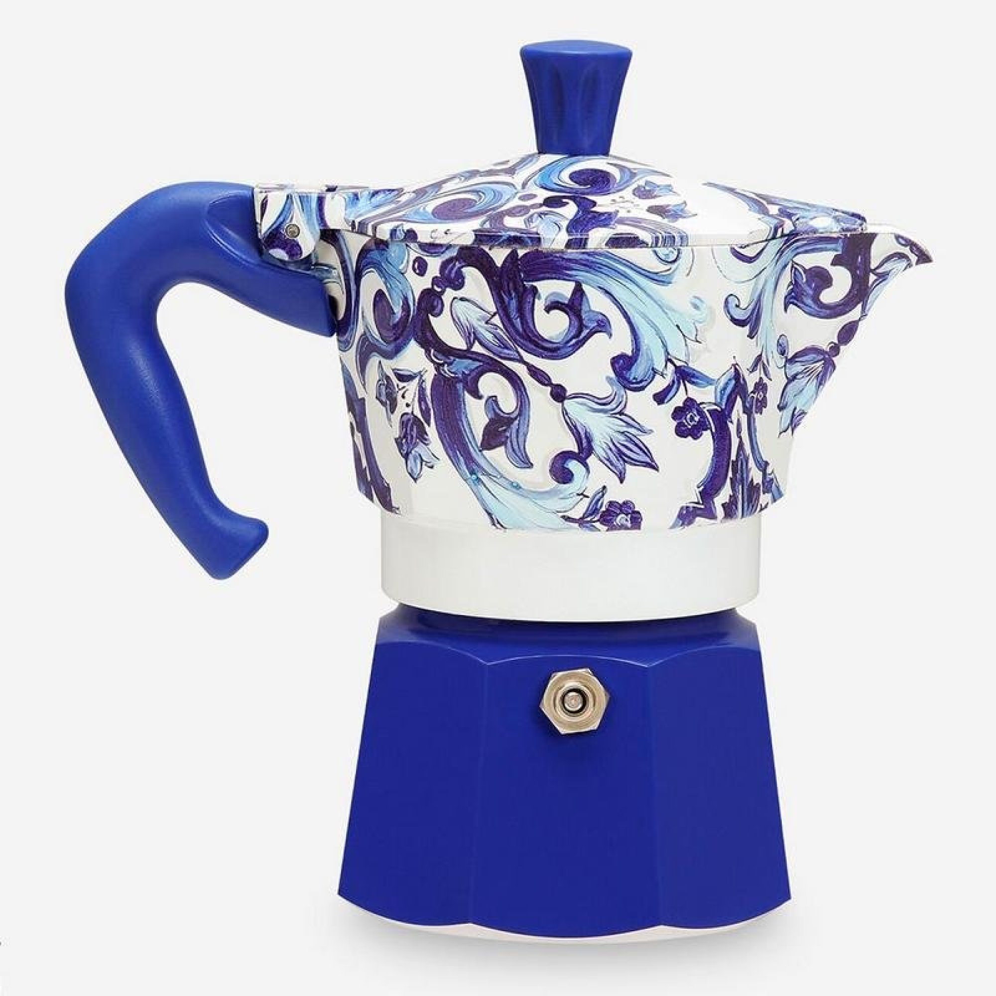 Una caffettiera moka blu e bianca con motivo ornamentale, manico e pomello blu su sfondo bianco.
