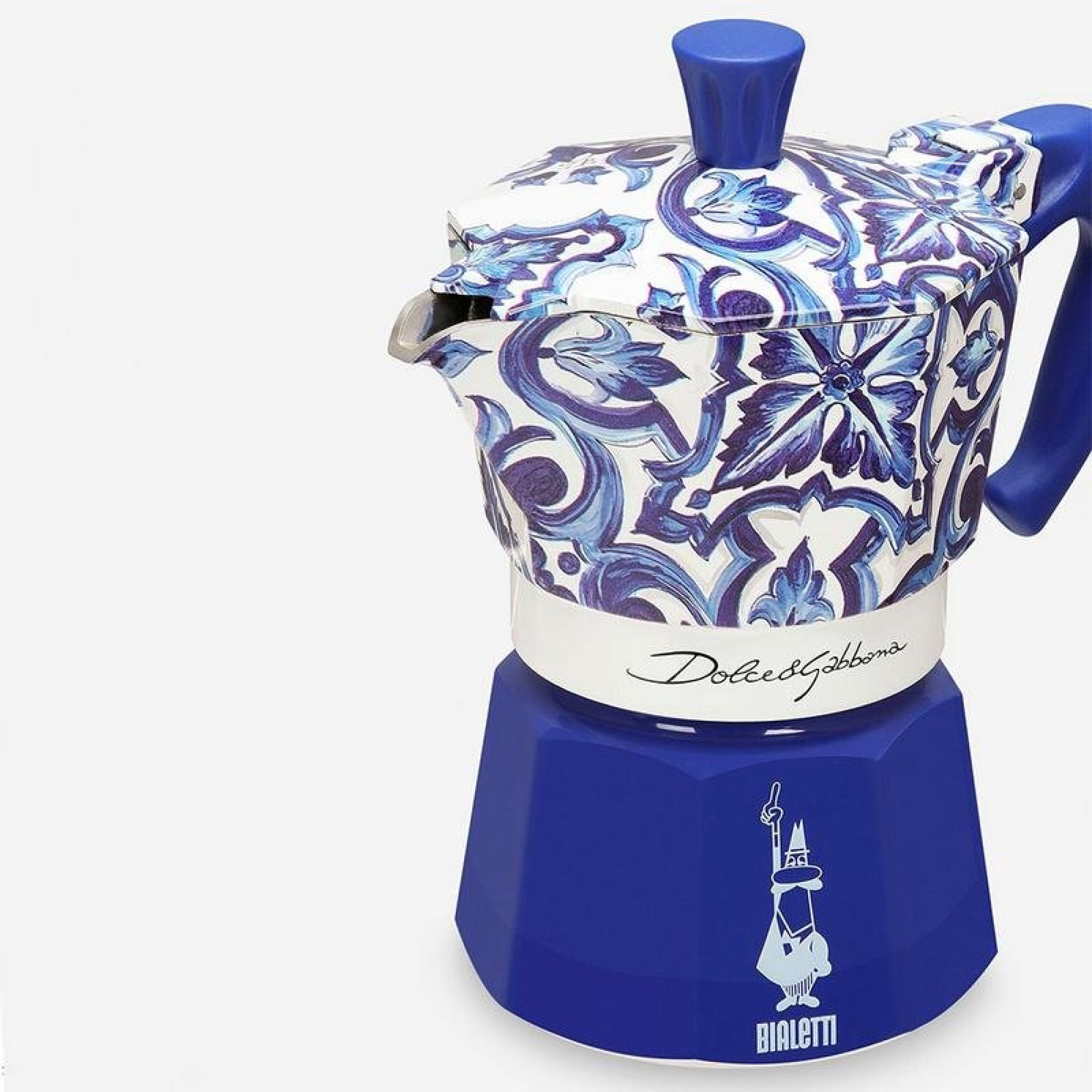 Una moka Bialetti blu e bianca con motivo Dolce & Gabbana su sfondo bianco.