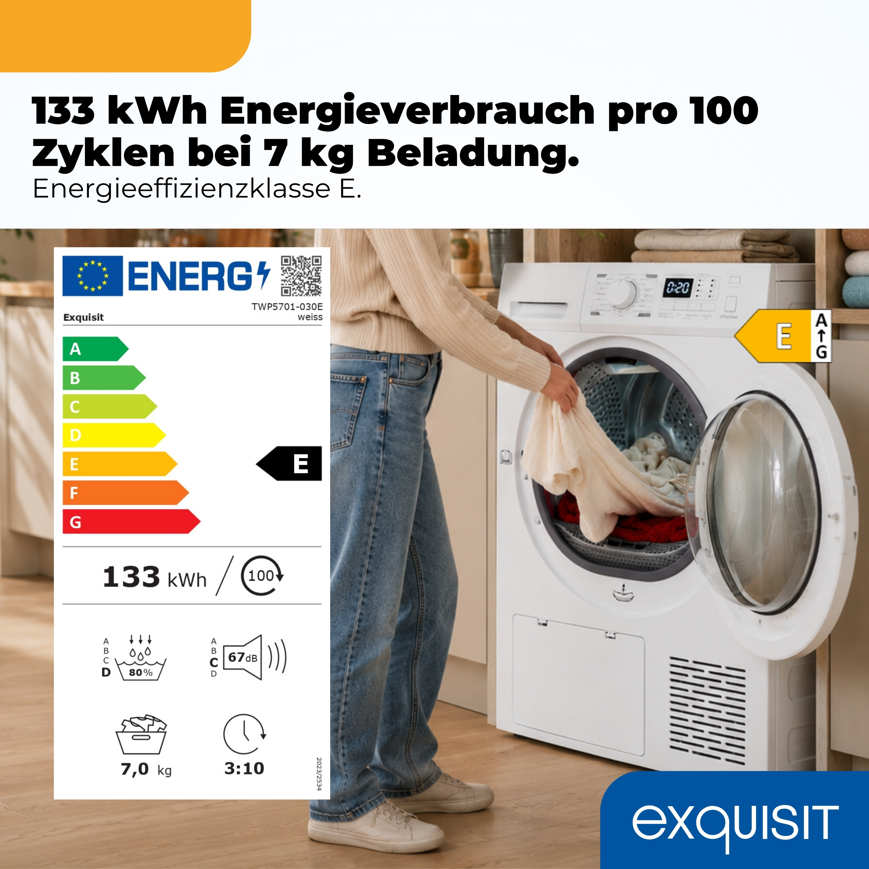 Eine Person belädt eine weiße Exquisit Waschmaschine, neben einem Energieeffizienzlabel der Klasse E.
