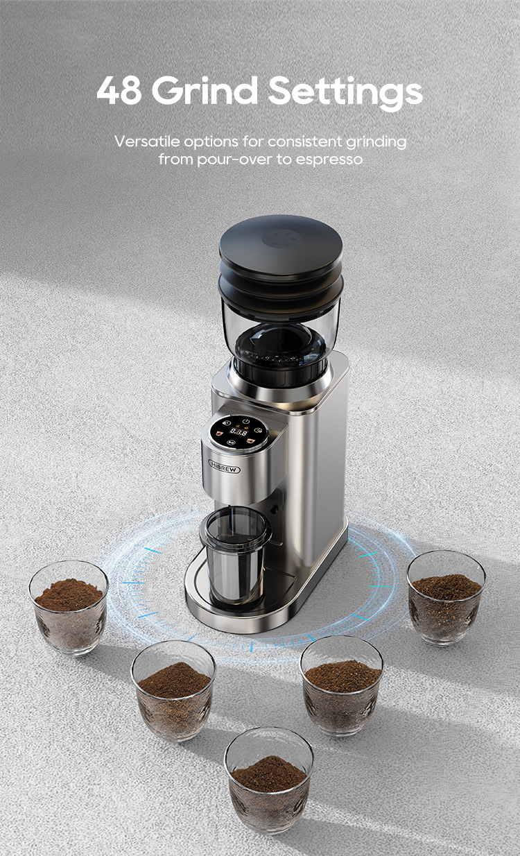 Eine silberne Kaffeemühle steht auf einer strukturierten Oberfläche, umgeben von fünf kleinen Gläsern mit Kaffeemehl.