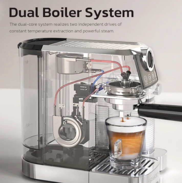 Durchsichtige Espressomaschine mit Dual-Boilersystem, die Kaffee in eine Tasse gießt.