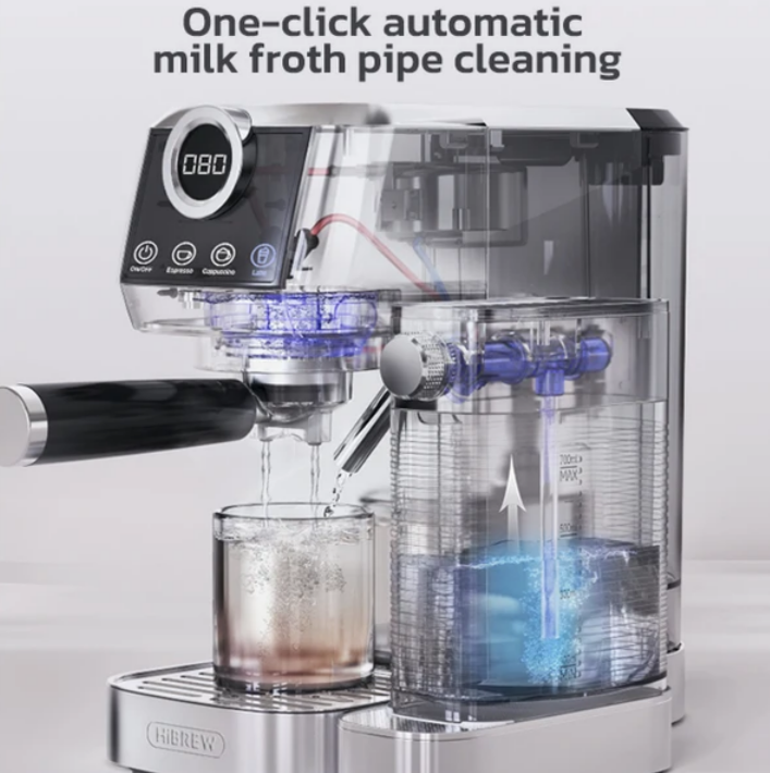 Transparente Kaffeemaschine zeigt automatische Milchaufschäumerreinigung mit Wasser.