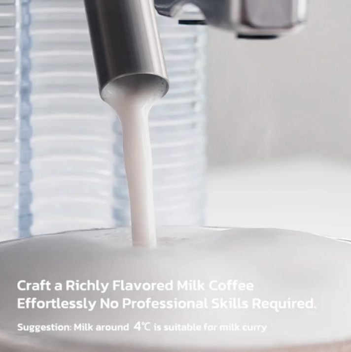 Milch fließt aus einer Espressomaschine in einen schaumigen Becher mit Text.