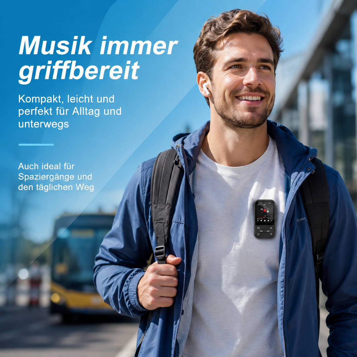 Lächelnder Mann mit blauer Jacke, Rucksack, Kopfhörern und kleinem Musikplayer am Hemd.