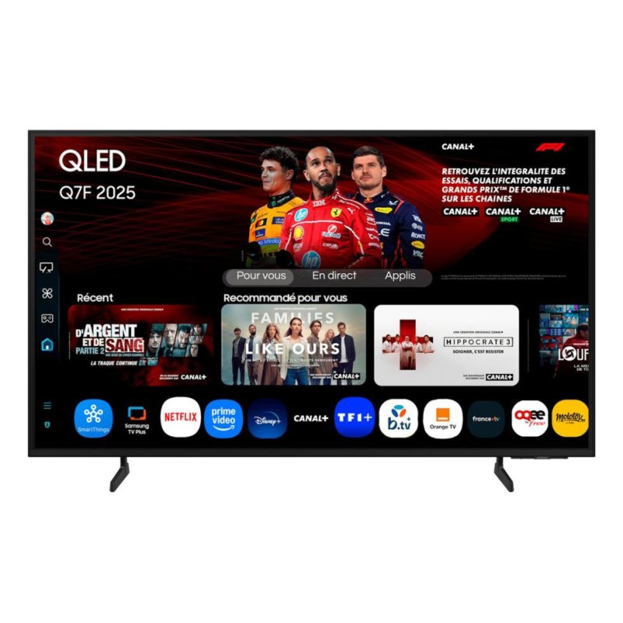 Una TV Samsung QLED mostra la schermata iniziale di una smart TV con loghi di app, consigli e tre piloti in alto.