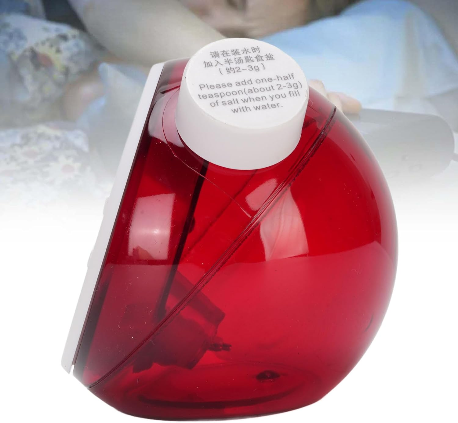 Ein roter, kugelartiger Wassertank mit weißer Kappe und englischer/chinesischer Aufschrift für Salzzugabe.
