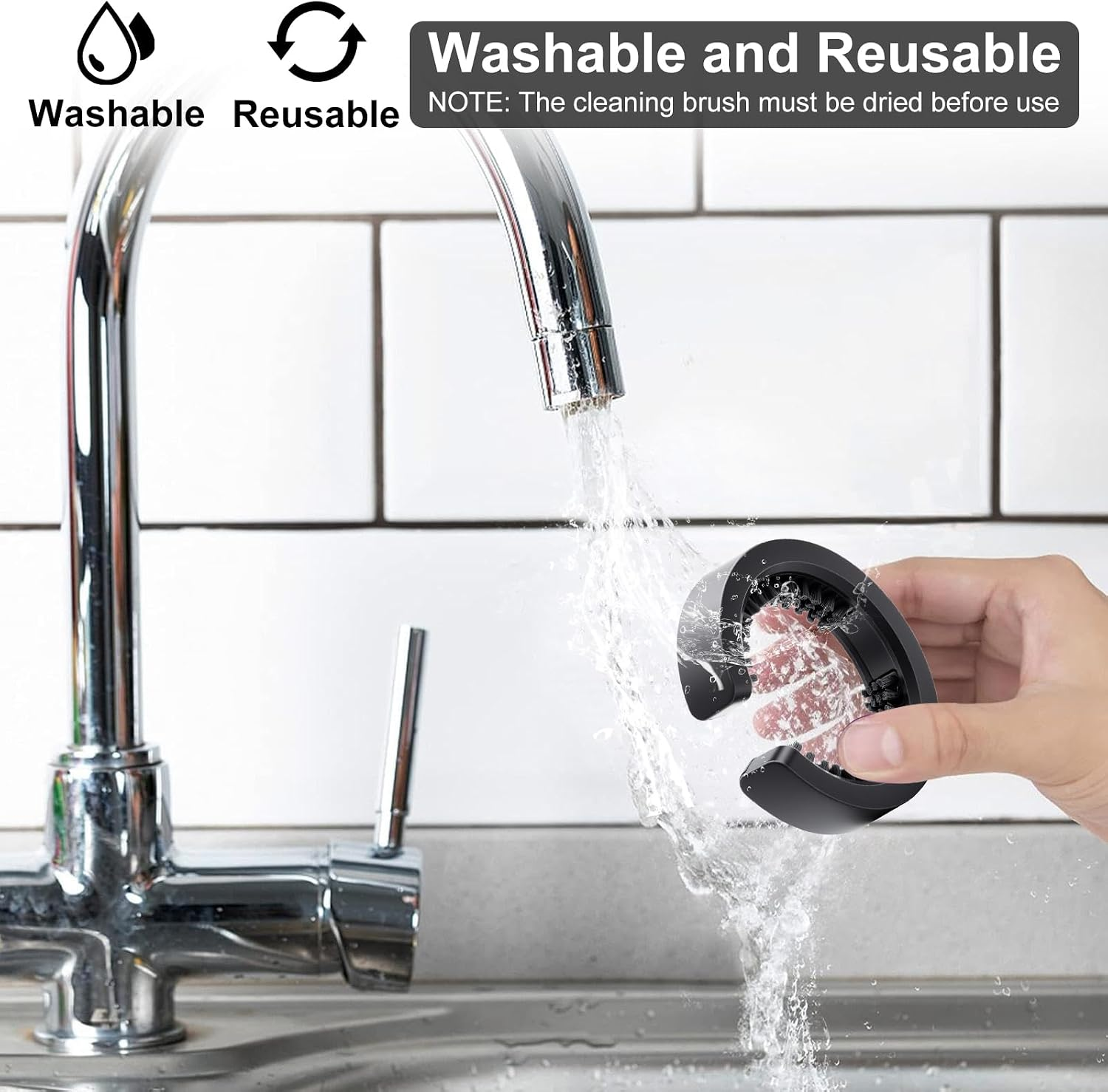 Eine Hand wäscht eine schwarze, ringförmige Reinigungsbürste unter einem Wasserhahn vor weißen Fliesen.