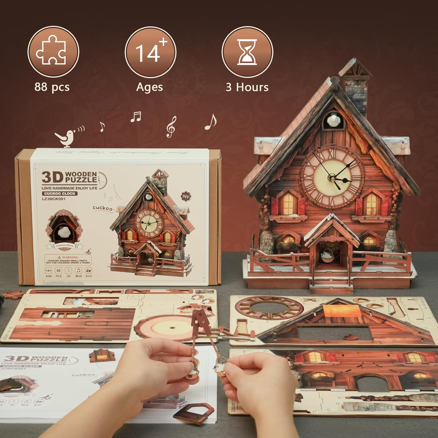 Ein 3D-Holzpuzzle eines Kuckucksuhr-Hauses mit Verpackung, Holzteilen und hängenden Händen.