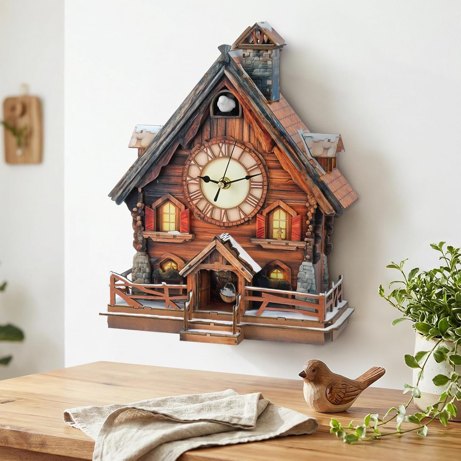 Eine hölzerne Kuckucksuhr im Chalet-Stil hängt an einer weißen Wand über einem Holztisch mit einer kleinen Holztaube.