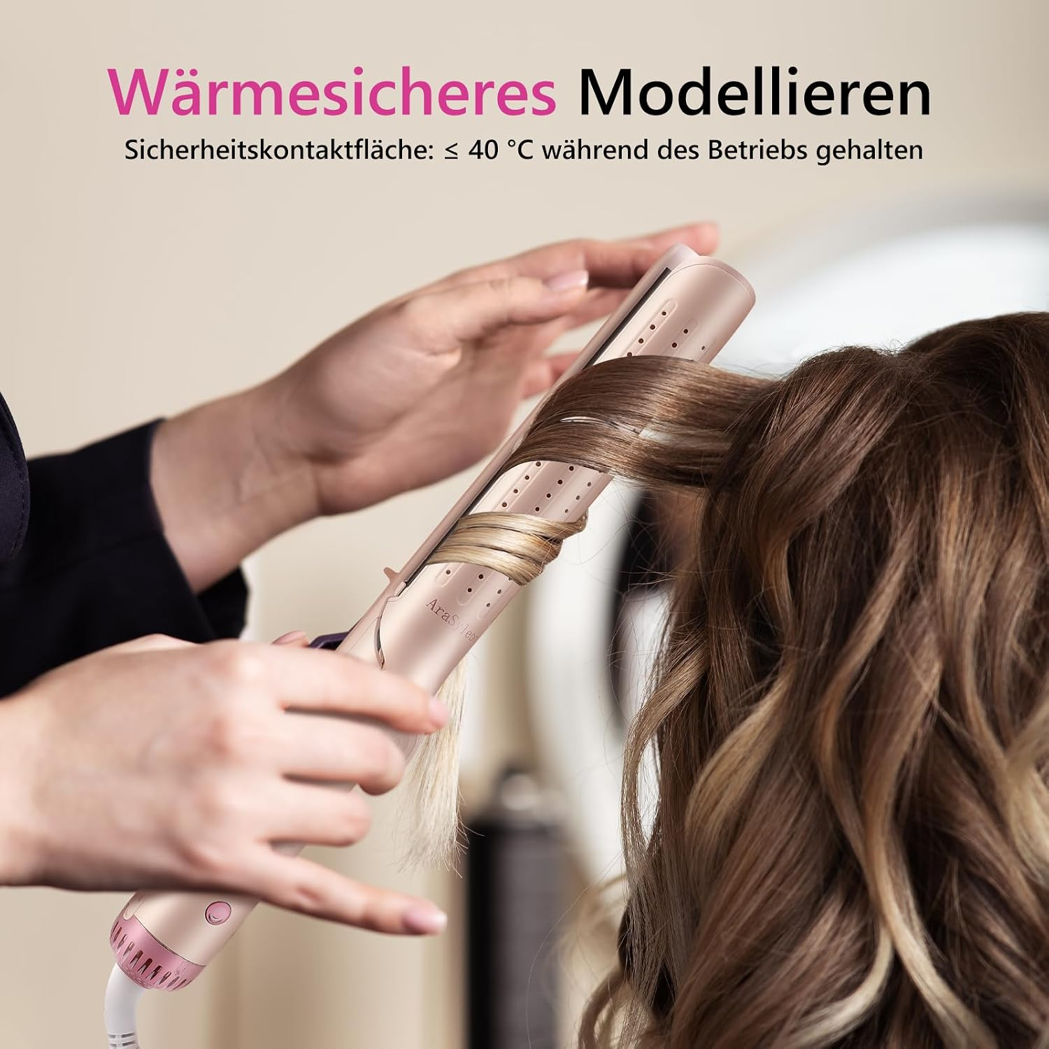Eine Person stylt braunes Haar mit einem roségoldenen Lockenstab, mit Text oben.