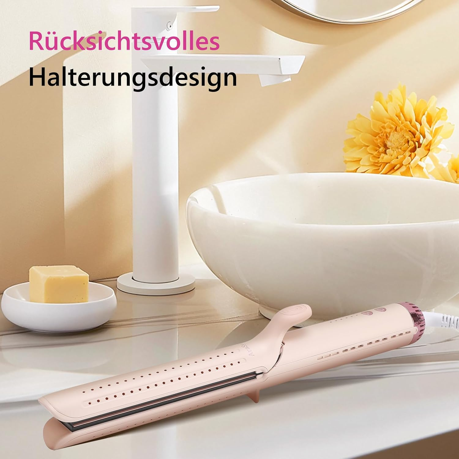 Ein rosa Lockenstab liegt auf einer Badezimmertheke neben Waschbecken und Seife.