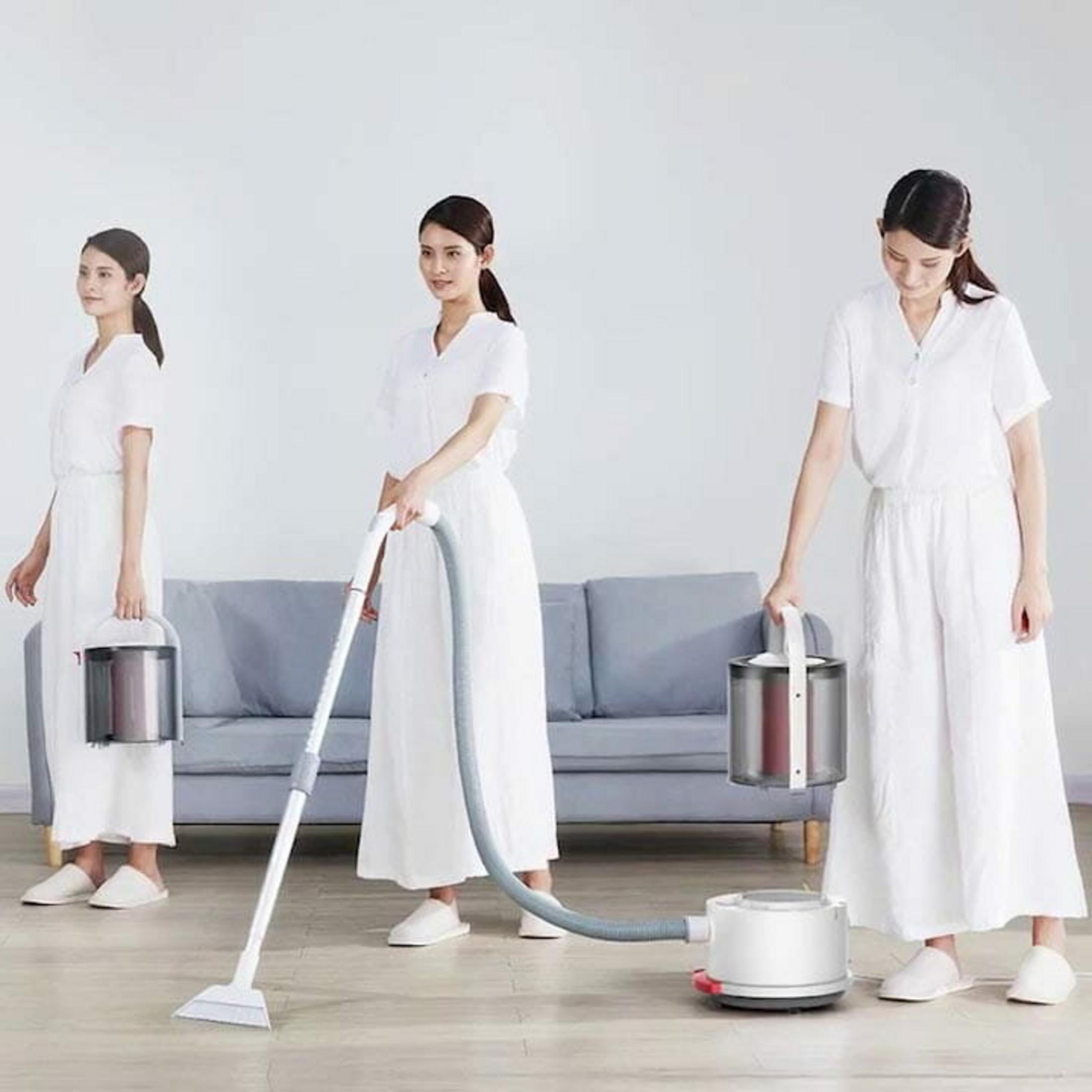 Tre fasi di una donna in bianco che tiene parti di un aspirapolvere davanti a un divano.