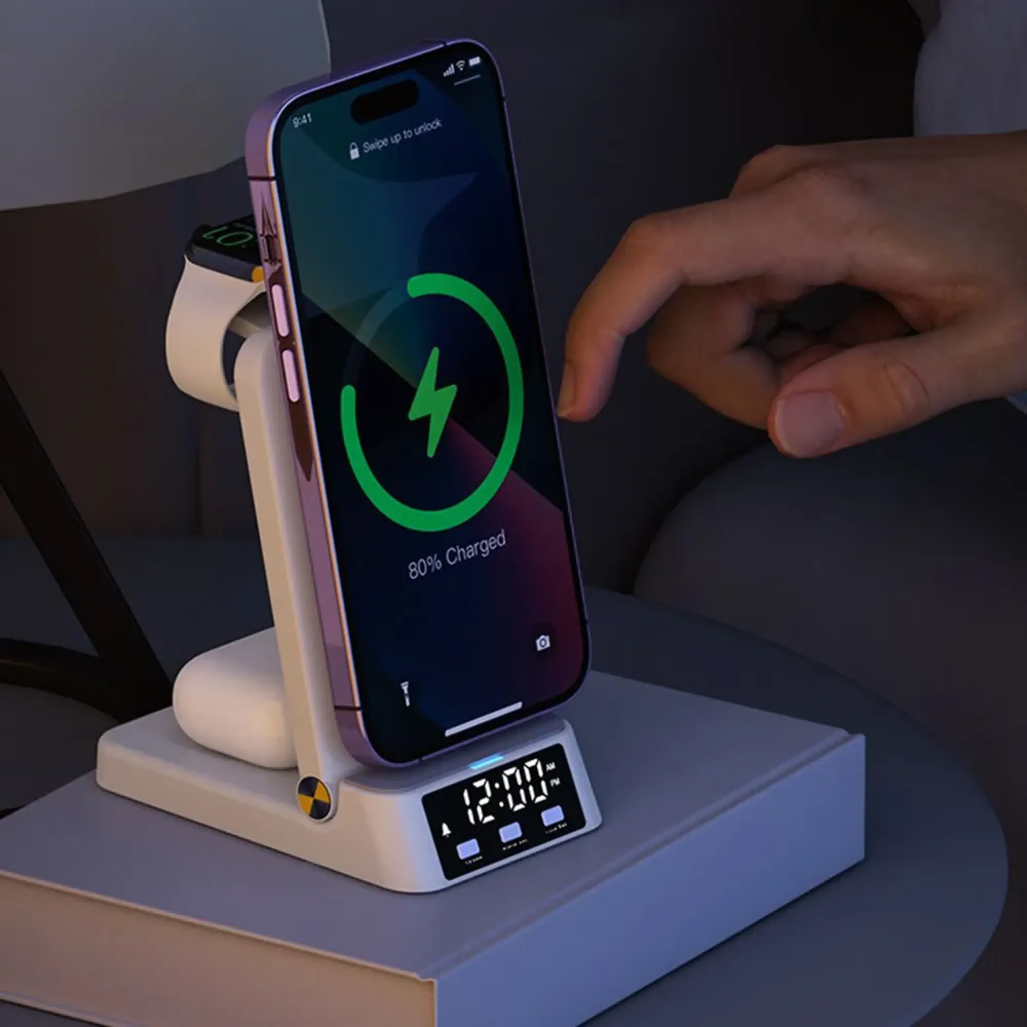 Ein Smartphone lädt auf einer kabellosen Ladestation, während eine Hand daneben liegt.