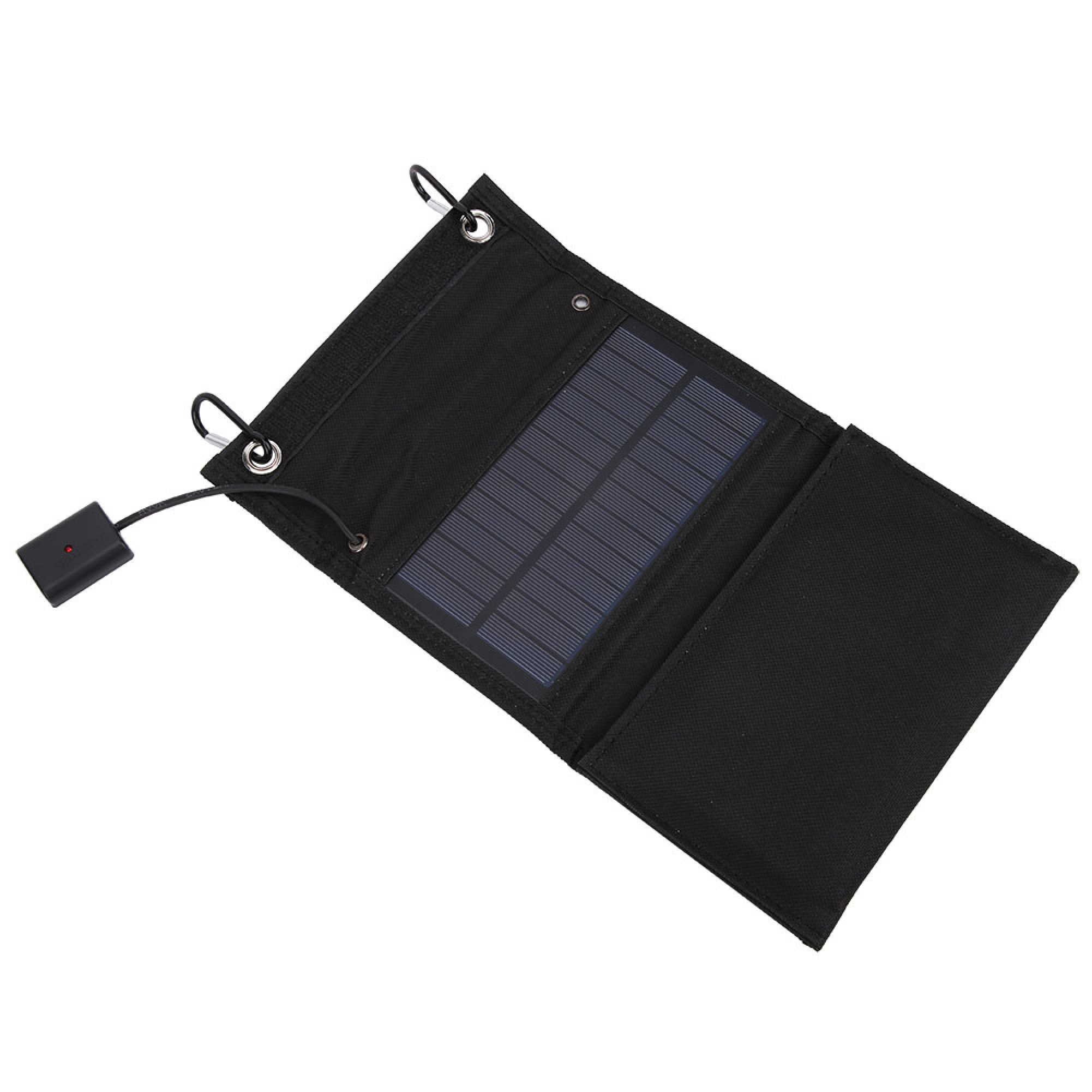 Ein schwarzes, tragbares Solarladegerät entfaltet sich auf weißem Grund mit integrierten Paneelen und Stecker.