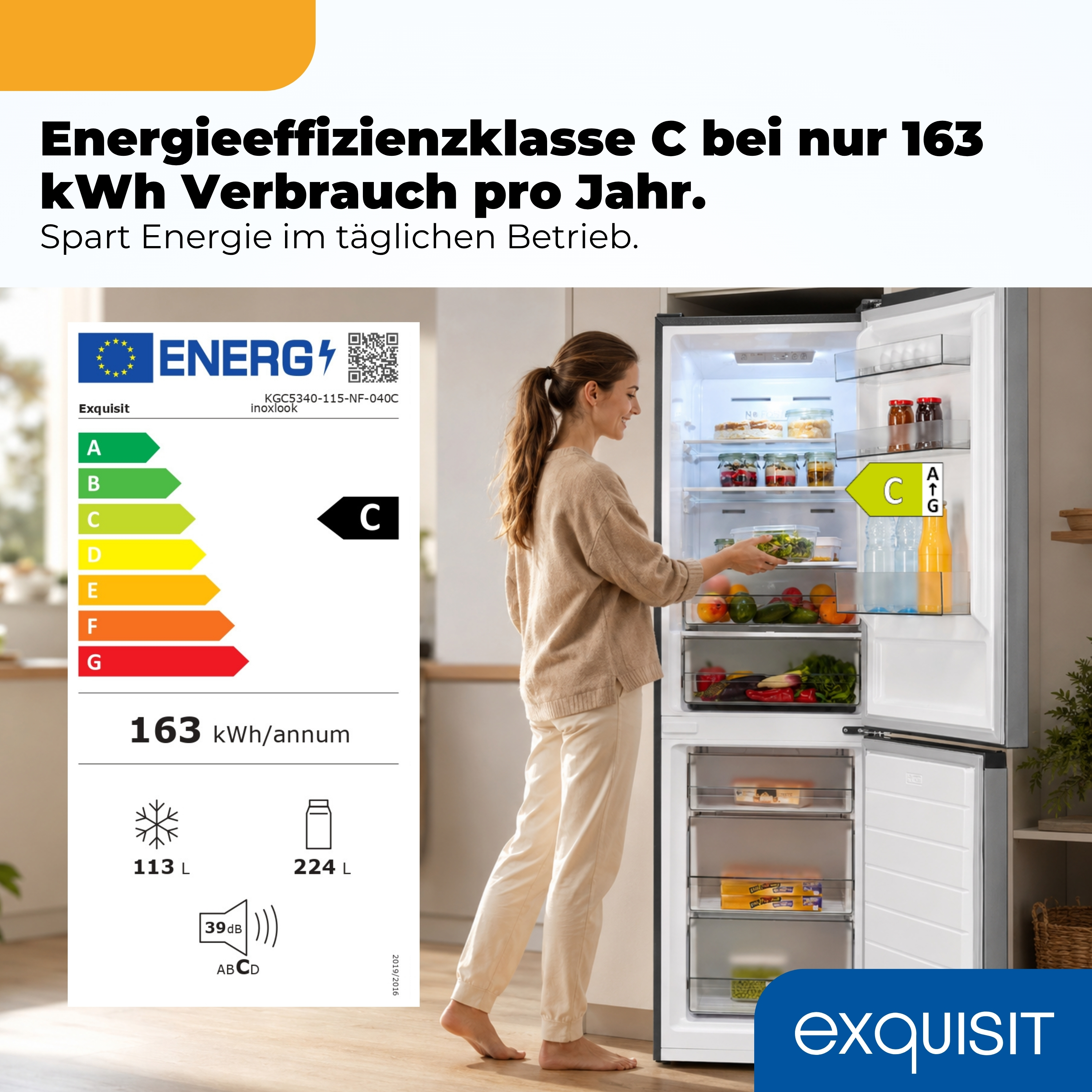 Eine Frau in einer Küche vor einem offenen Kühlschrank, links daneben ein Energieeffizienzlabel Klasse C.