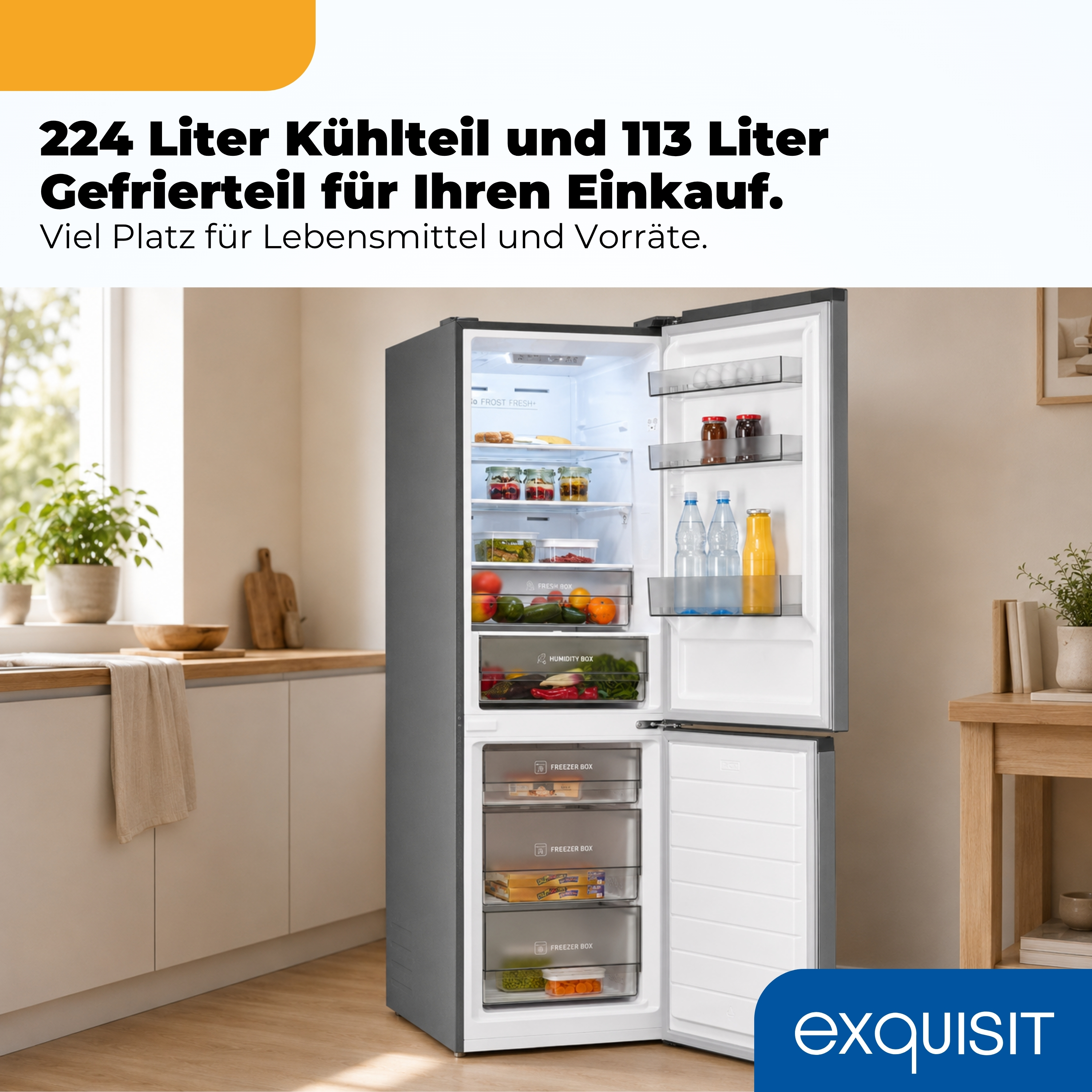 Graue Kühl-Gefrier-Kombination in moderner Küche mit geöffneten Türen, gefüllt mit Lebensmitteln und Getränken.