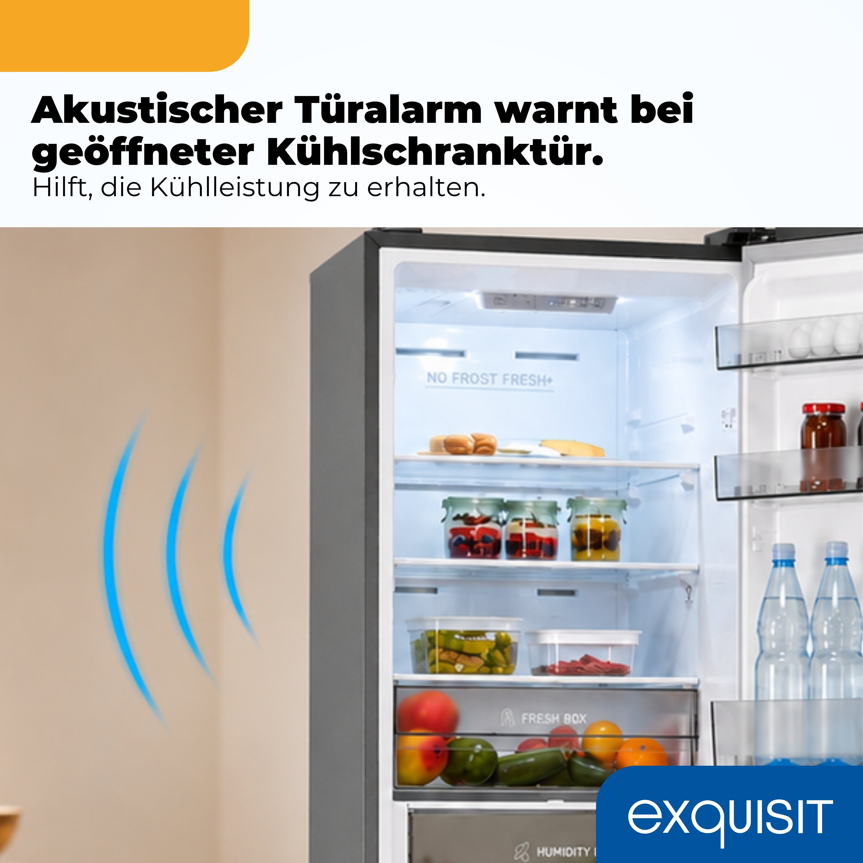 Geöffneter Kühlschrank mit Lebensmitteln, Text oben und blauen Schallwellen links als Alarmsignal.