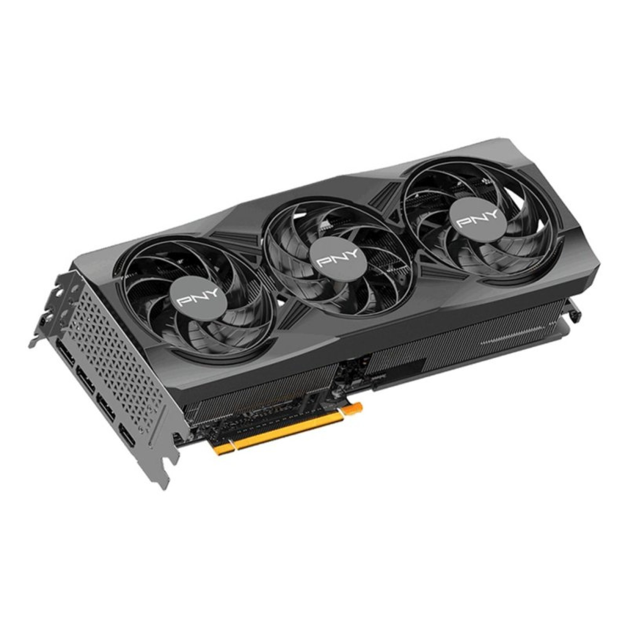 Una scheda grafica PNY nera con tre ventole di raffreddamento e connettore PCIe su sfondo bianco.