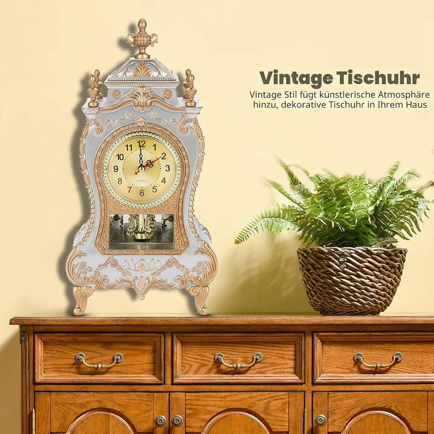 Eine dekorative Vintage-Tischuhr mit goldenen Verzierungen steht neben einer Topfpflanze auf einer Holztkommode.