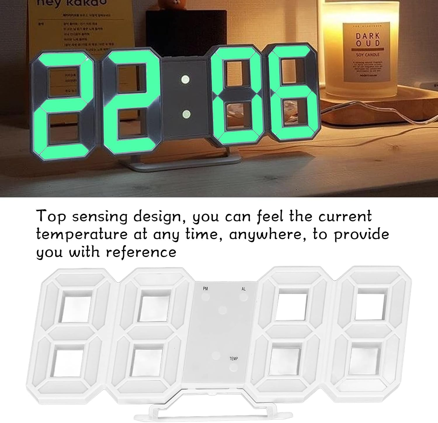 Eine moderne 3D-Digital-LED-Uhr zeigt 22:06 in leuchtendem Grün, auf einem Holztisch mit brennender Kerze.