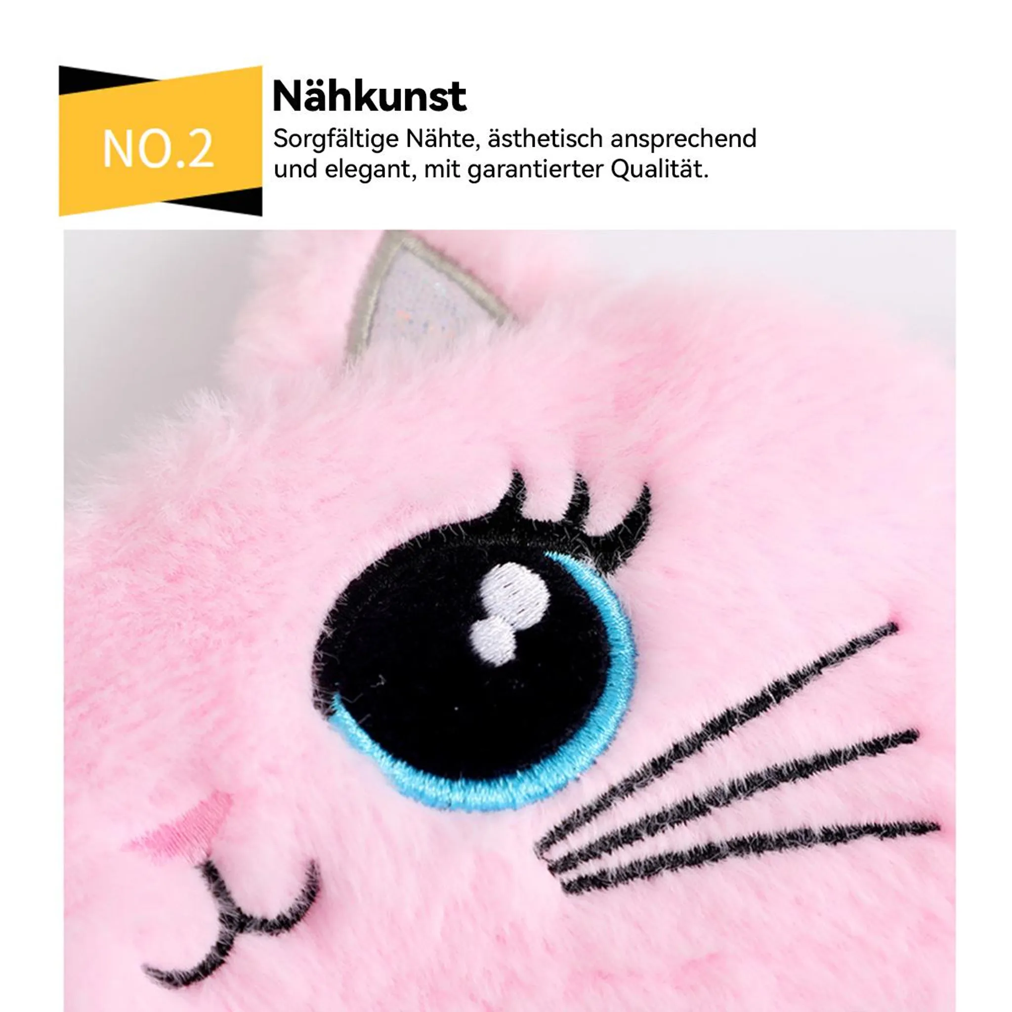 Nahaufnahme eines rosafarbenen Plüschkatzengesichts mit gestickten blauen und schwarzen Augen.