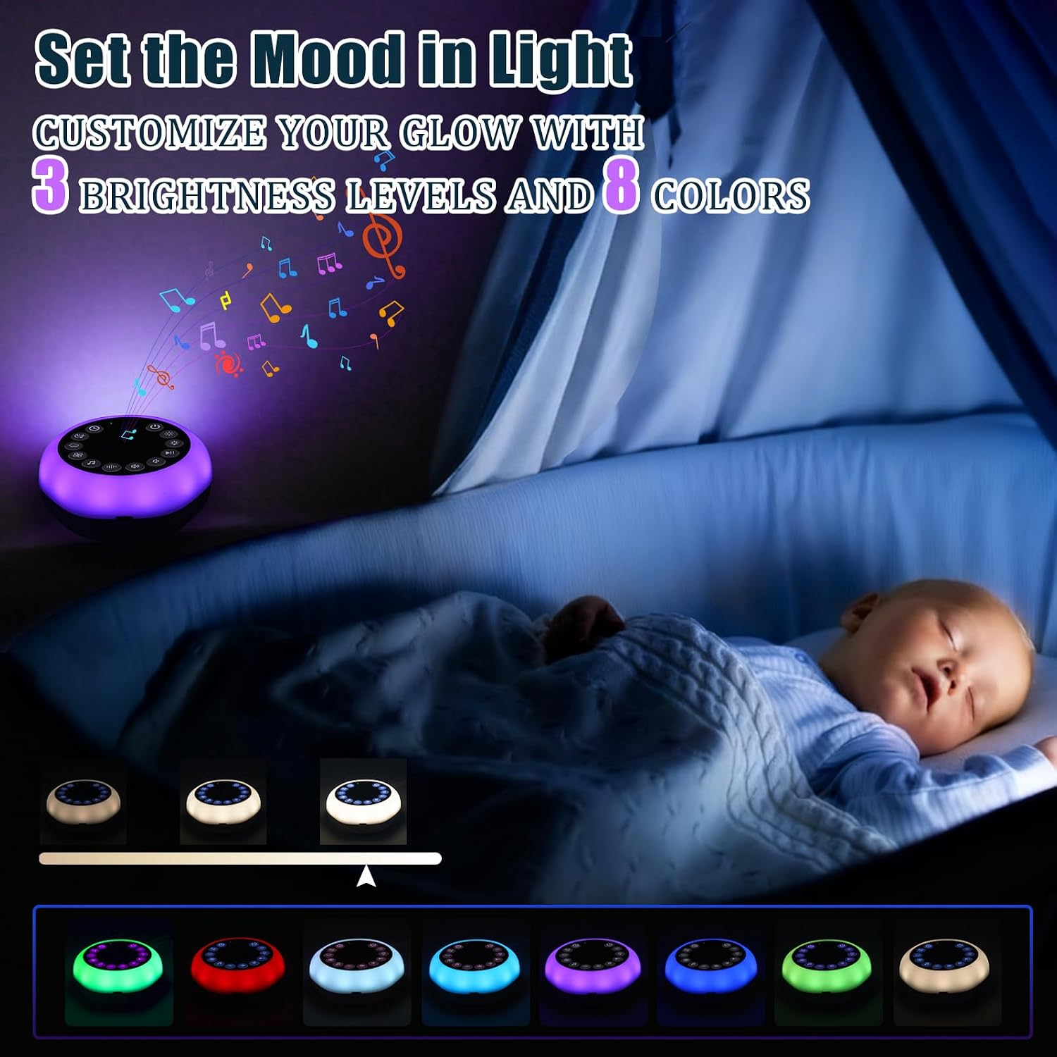 Ein Baby schläft in einem blauen Bett neben einem lila Licht mit Noten.