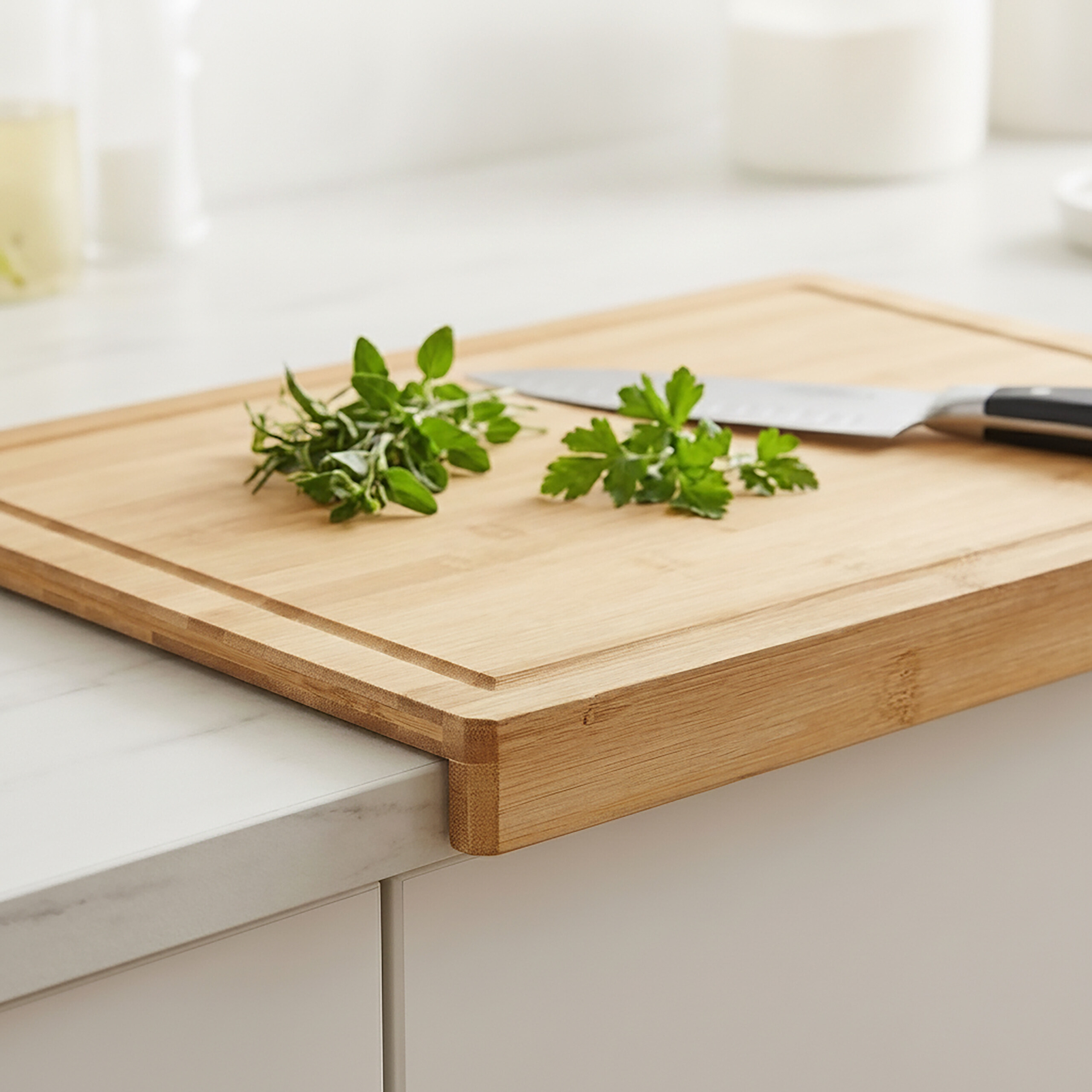 Un tagliere di legno con erbe fresche e un coltello su un piano di lavoro bianco.