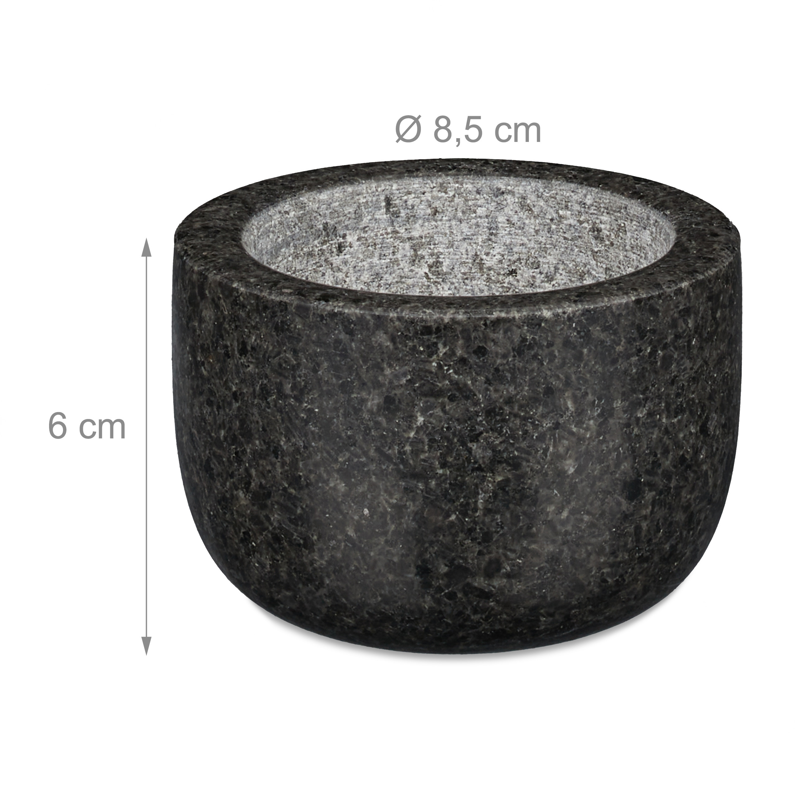 Ein dunkelgrauer Granitmörser mit 8,5 cm Durchmesser und 6 cm Höhe vor weißem Hintergrund.