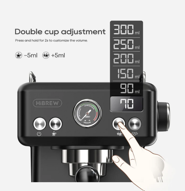 Hand drückt Knopf an schwarzer Hibrew Kaffeemaschine mit Volumenanzeige.
