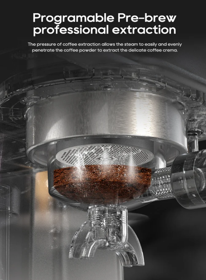 Nahaufnahme einer Espressomaschine mit dampfendem Kaffeepulver im transparenten Filter.
