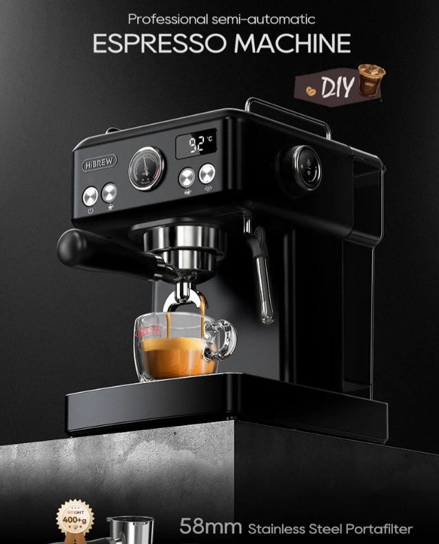 Schwarze professionelle Espressomaschine mit digitalem Display gießt Kaffee in eine Glastasse.