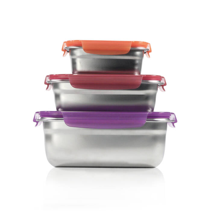 Una pila di tre contenitori per alimenti in acciaio inossidabile con coperchi arancioni, rossi e viola su sfondo bianco.