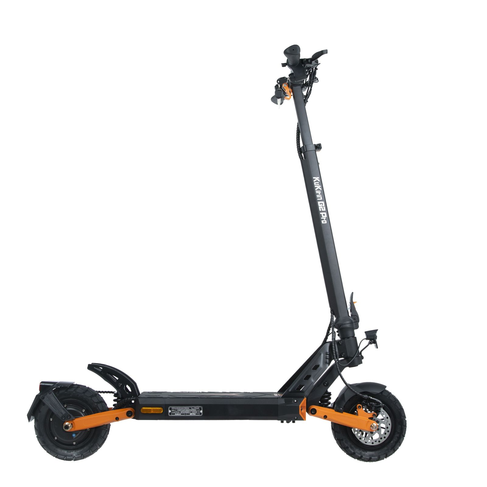 Un patinete eléctrico negro con detalles naranjas sobre fondo blanco.