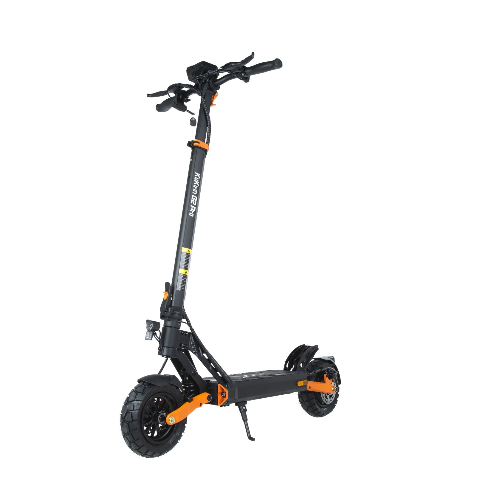 Un patinete eléctrico negro con detalles naranjas sobre fondo blanco.