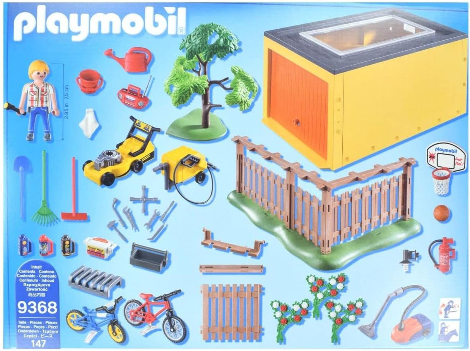 Playmobil-Spielset 9368 mit Garage, Figuren, Werkzeug, Fahrrädern und Gartenzubehör auf blauem Hintergrund.