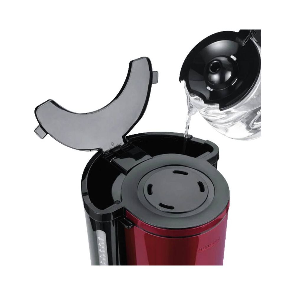 Wasser wird aus einer Glaskanne in die offene Oberseite einer rot-schwarzen Kaffeemaschine gegossen.