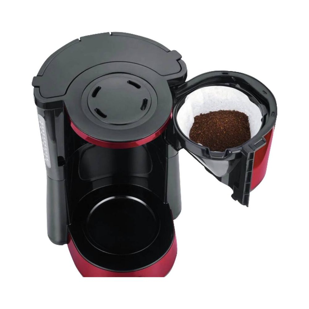 Eine rot-schwarze Kaffeemaschine mit geöffnetem Filterhalter, der mit Kaffeemehl gefüllt ist.
