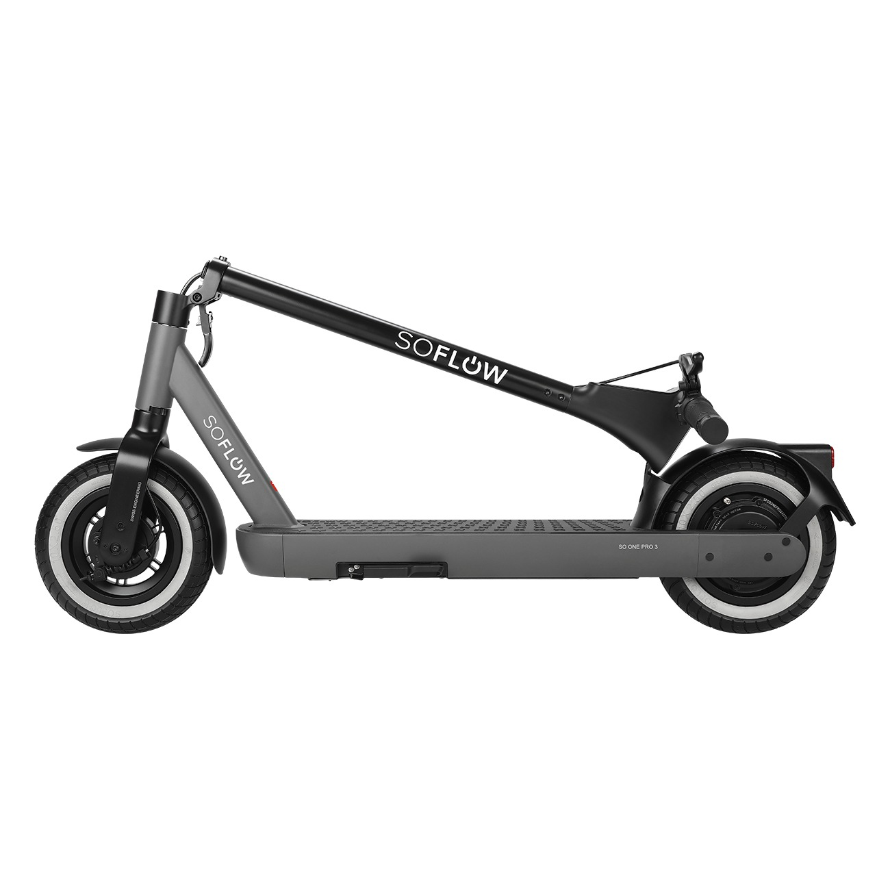 Ein grauer und schwarzer SoFlow Elektro-Scooter steht seitlich isoliert auf weißem Hintergrund.