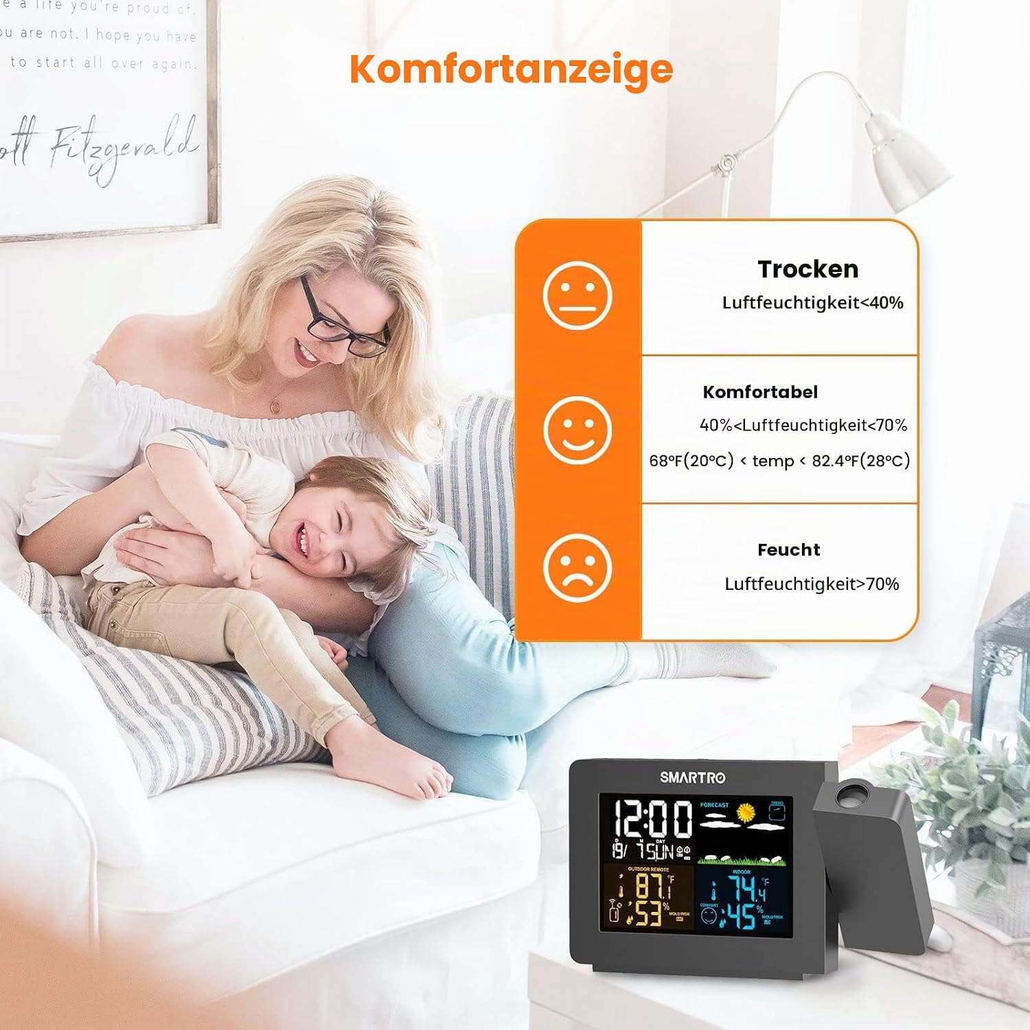 Eine lächelnde Frau hält ein Kind auf einem weißen Sofa neben einer Wetterstation.