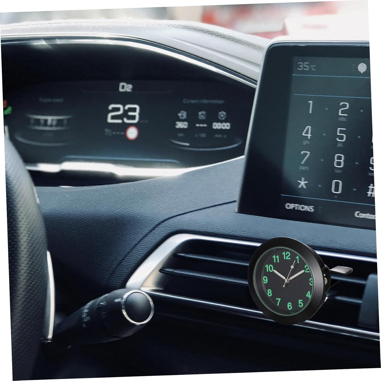 Eine kleine runde Uhr ist am Lüftungsgitter des Autos befestigt, im Hintergrund das Armaturenbrett.
