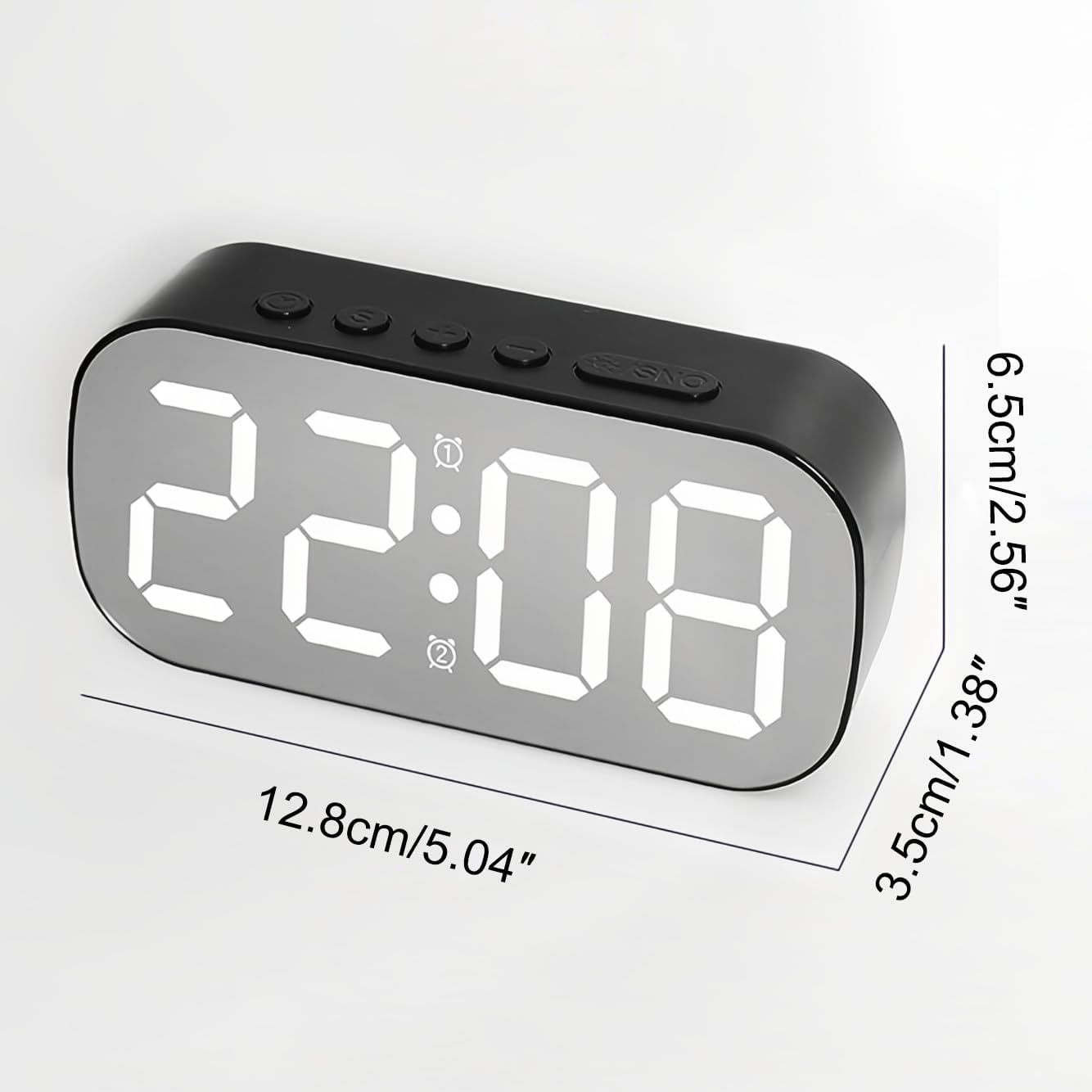 Ein schwarzer digitaler Wecker zeigt 22:08 Uhr, Maße 12,8cm Länge, 6,5cm Höhe und 3,5cm Tiefe.