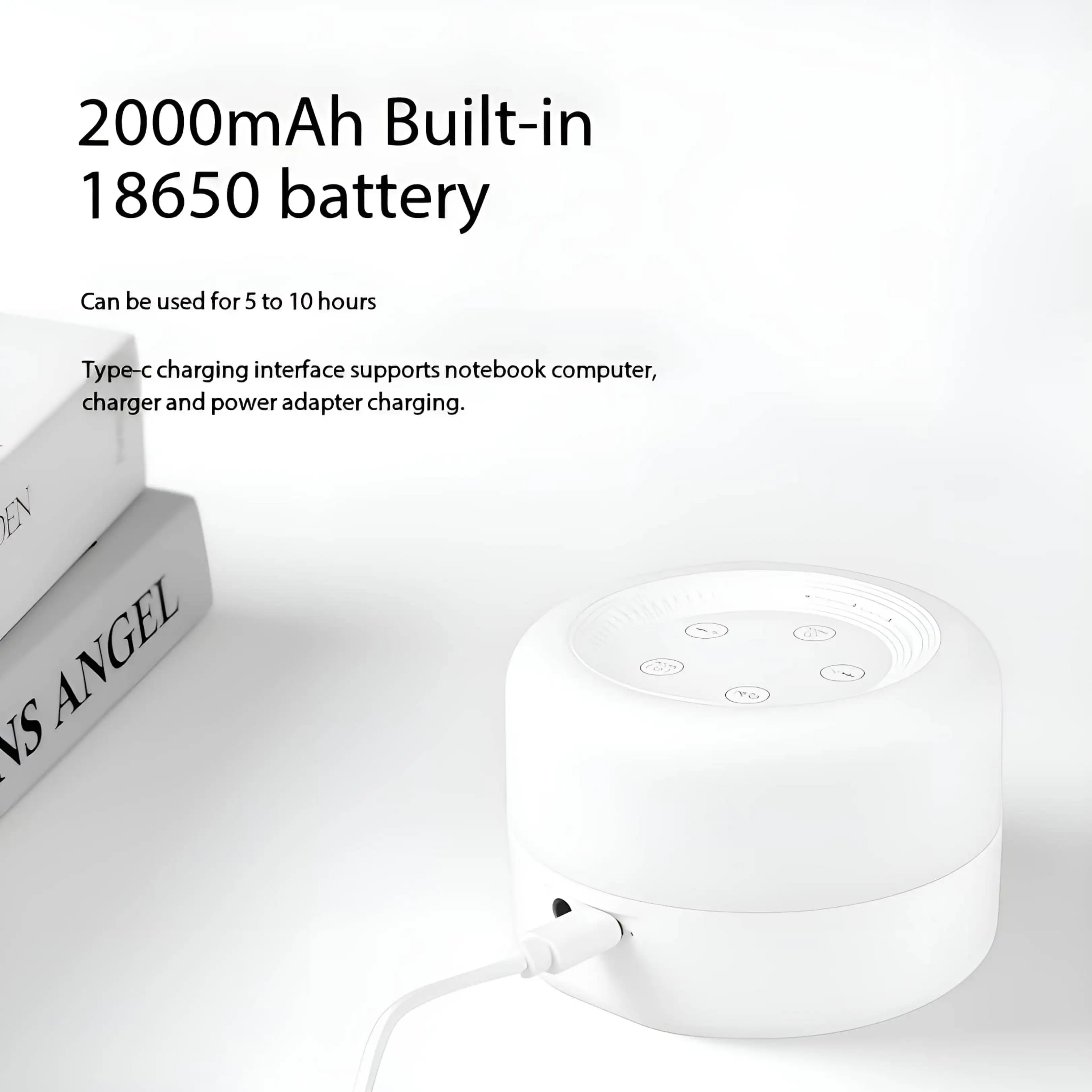 Ein weißes zylindrisches Gerät mit Knöpfen wird mit einem Typ-C-Kabel aufgeladen. Text beschreibt die Batterie.