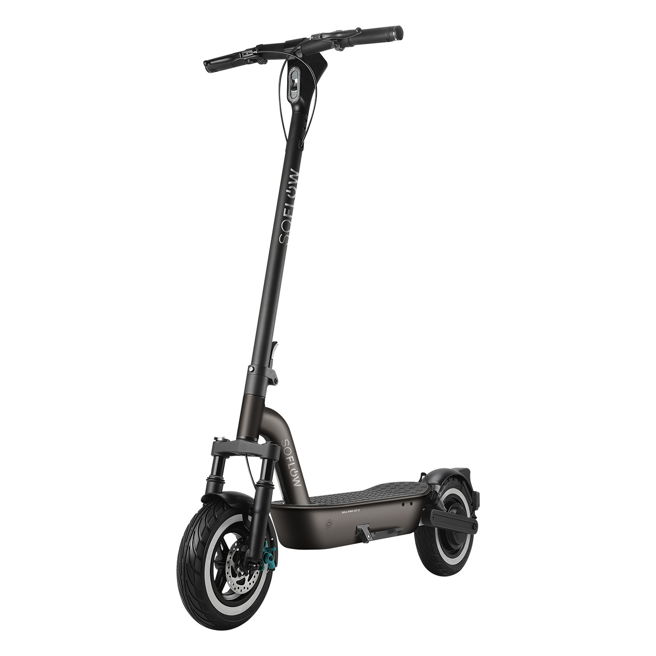 Ein schwarzer E-Scooter mit breitem Trittbrett und gefederter Vordergabel steht vor weißem Hintergrund.