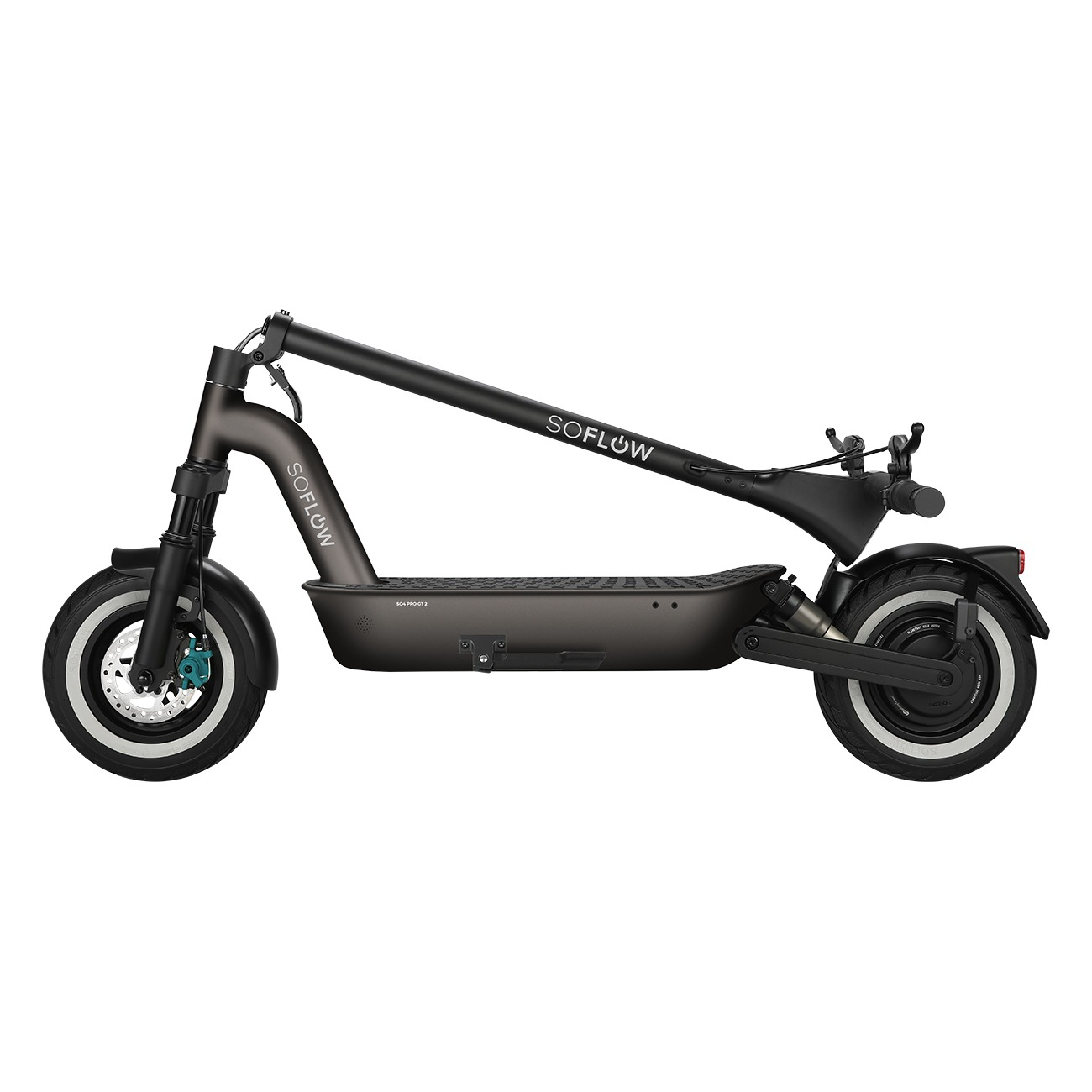 Ein schwarzer, zusammengeklappter E-Scooter mit der Aufschrift SOFLOW und weiß berandeten Reifen vor weißem Hintergrund.