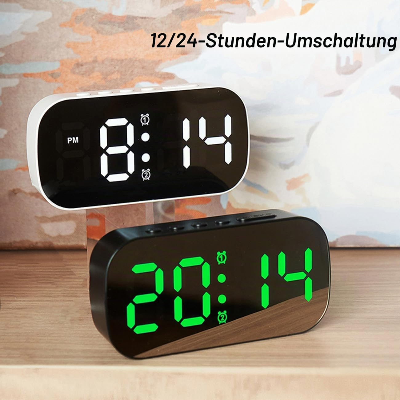 Zwei digitale Wecker mit runden Ecken stehen auf einem Tisch; der obere zeigt weiße, der untere grüne Zahlen.