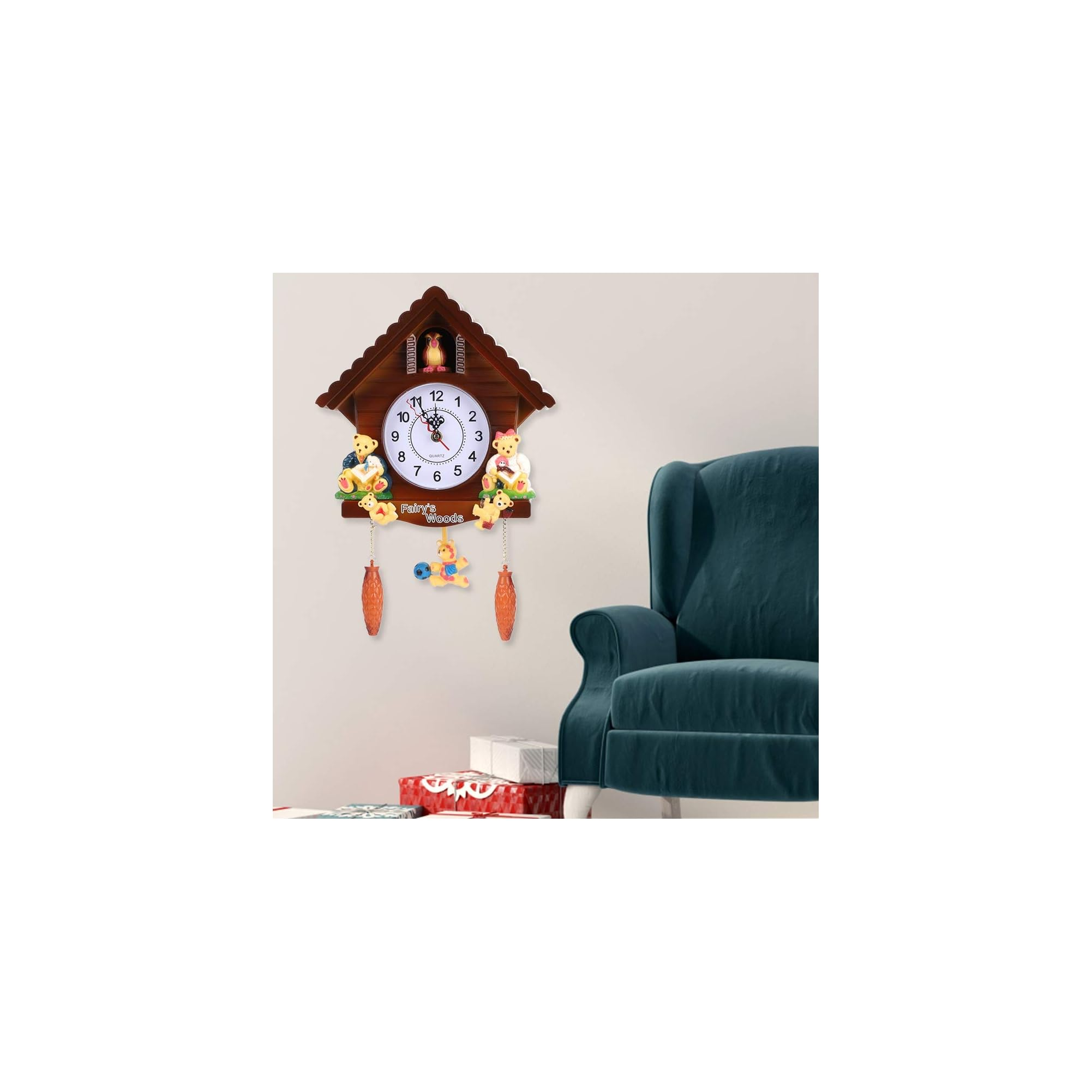 Eine hölzerne Kuckucksuhr mit Teddys hängt an einer beigen Wand neben einem blauen Sessel.