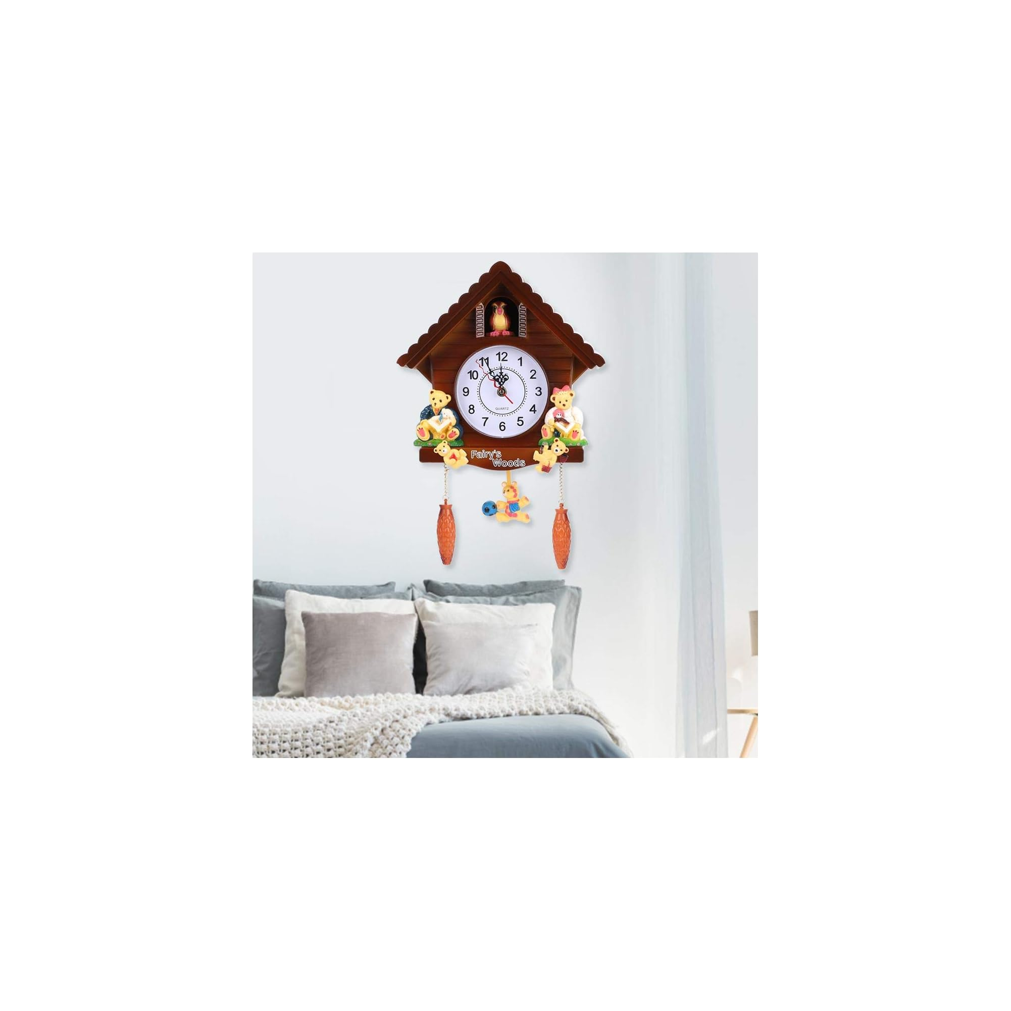 Ein hölzernes Kuckucksuhr-Modell mit Bärchen hängt an einer weißen Wand über einem Bett.